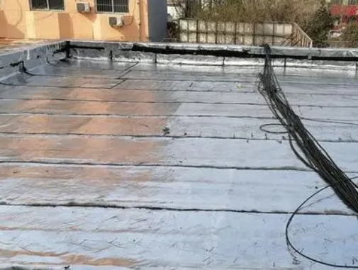 海兴卫生间漏水维修公司分享下海兴屋面楼顶防水刚性防水层施工要点。